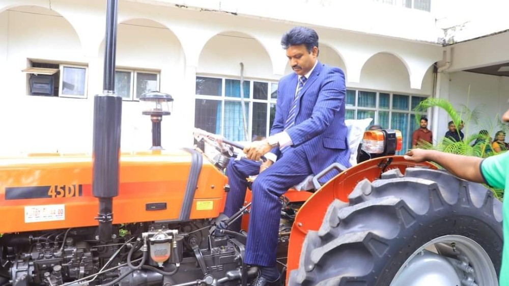 உளவு இயந்திரங்கள் வழங்கிவைத்த ஆளுநர் செந்தில் தொண்டமான்