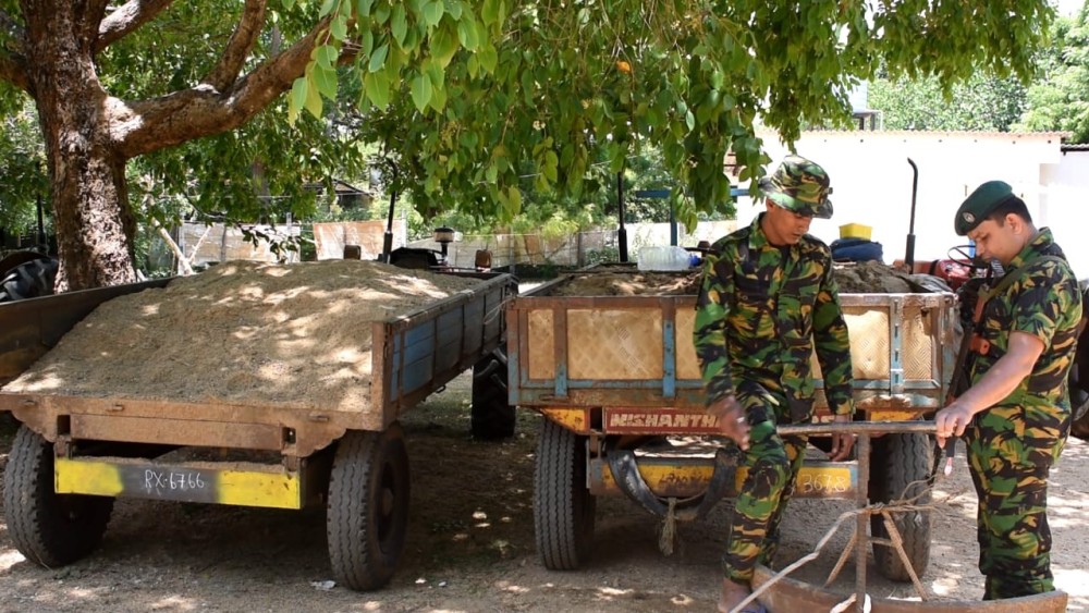 சட்டவிரோத மணல் அகழ்வில் ஈடுபட்டோர் கை