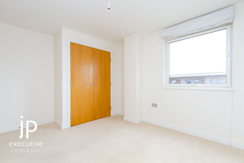 ROMA HOUSE VICTORIA WHARF CARDIFF BAY UNFURNISHED THREE BEDROOM APARTMENT WITH WATER VIEWS.