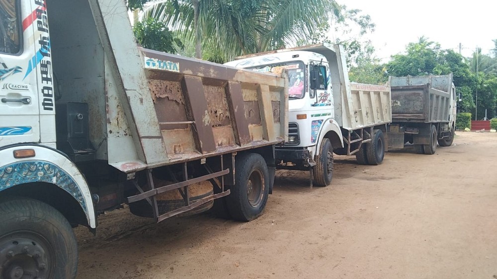 மணல் ஏற்றிய நால்வர் கைது