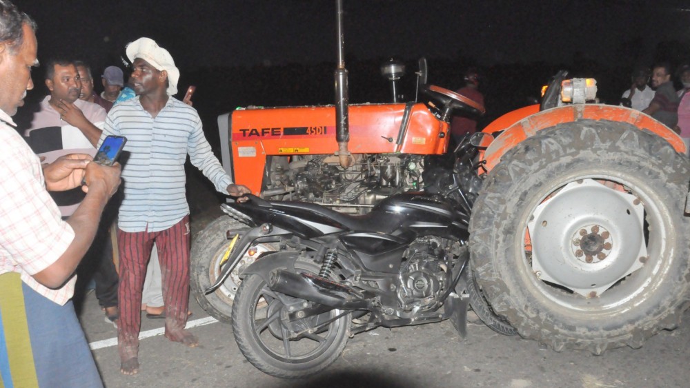 உழவு இயந்திரமும், மோட்டார் சைக்கிள் மோதிய விபத்தில் இருவர் காயம்