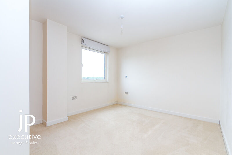 ROMA HOUSE VICTORIA WHARF CARDIFF BAY UNFURNISHED THREE BEDROOM APARTMENT WITH WATER VIEWS.