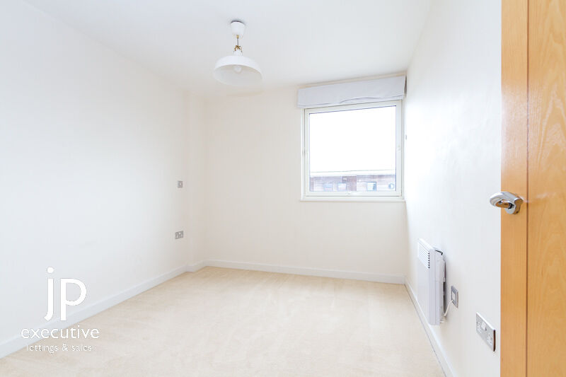 ROMA HOUSE VICTORIA WHARF CARDIFF BAY UNFURNISHED THREE BEDROOM APARTMENT WITH WATER VIEWS.