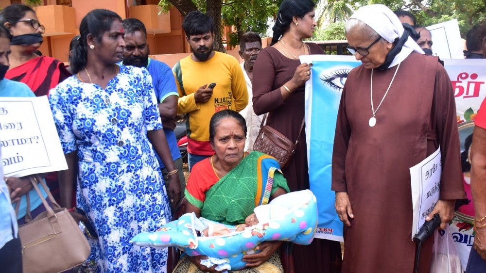 உயிரிழந்த இளம் தாய்க்கு நீதி கோரி ஆர்ப்பாட்டம்