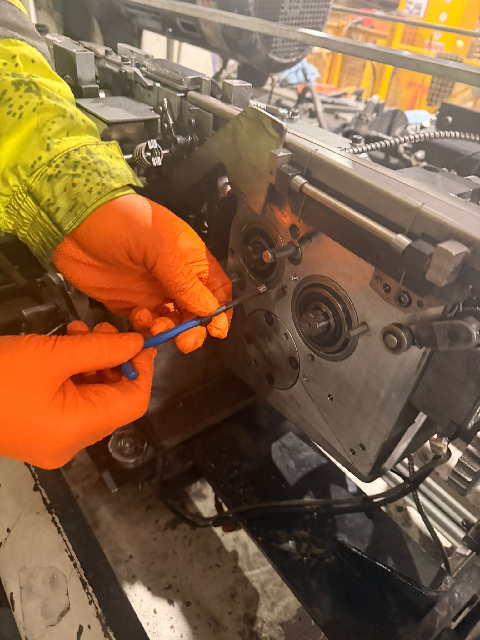 Hands-on engineering support on strapping equipment