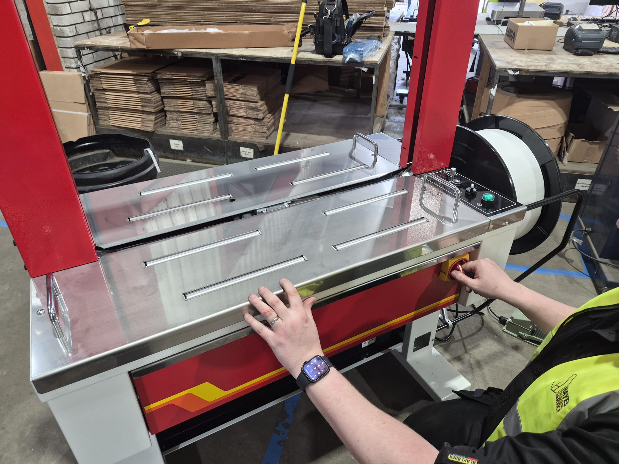 Tabletop strapping machine