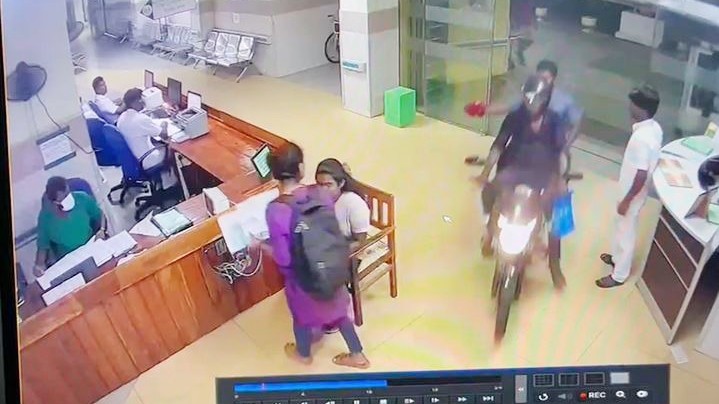 யாழ்.போதனா வைத்தியசாலைக்குள் மோட்டார் சைக்கிளுடன் நுழைந்து தாக்குதல்