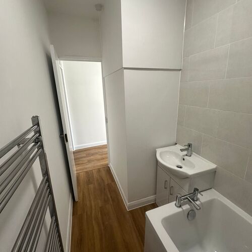 2 Bedroom Flat To Let with Parking