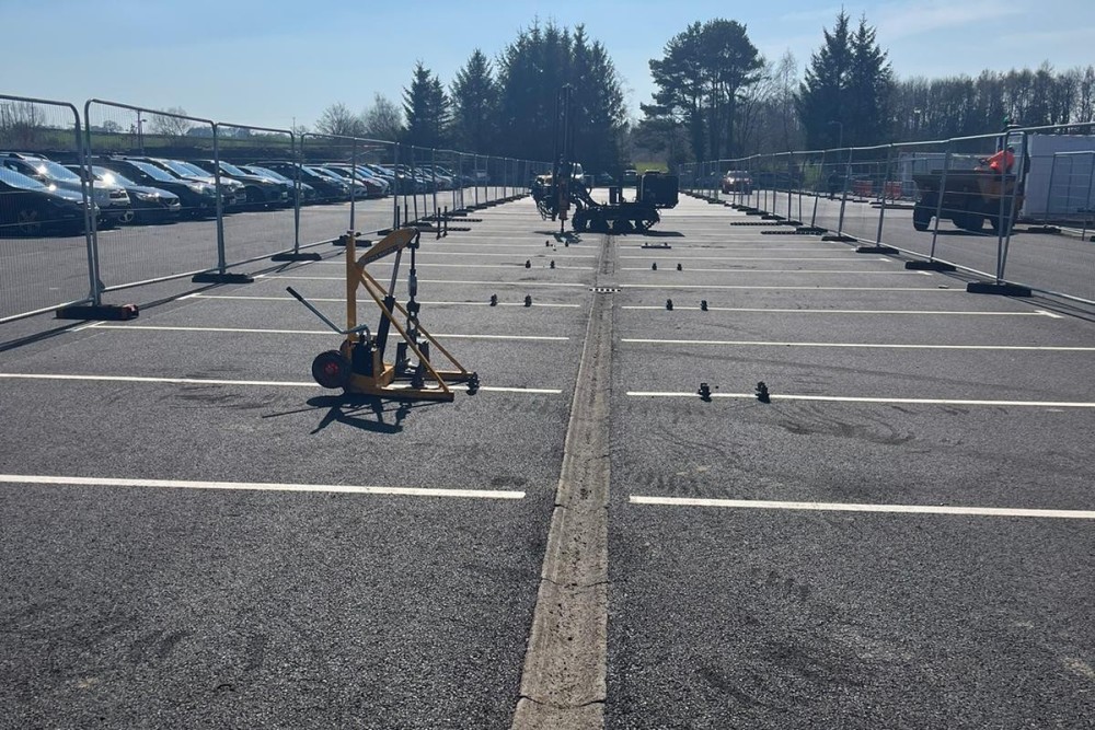 Parking couvert pour voitures avec panneaux solaires | Spirafix France | D&amp;#039;ancrage au sol | Vis d&amp;#039;ancrage | Boulon de terre | D&amp;#039;ancrage au sol | Vis d&amp;#039;ancrage | Boulon de terre