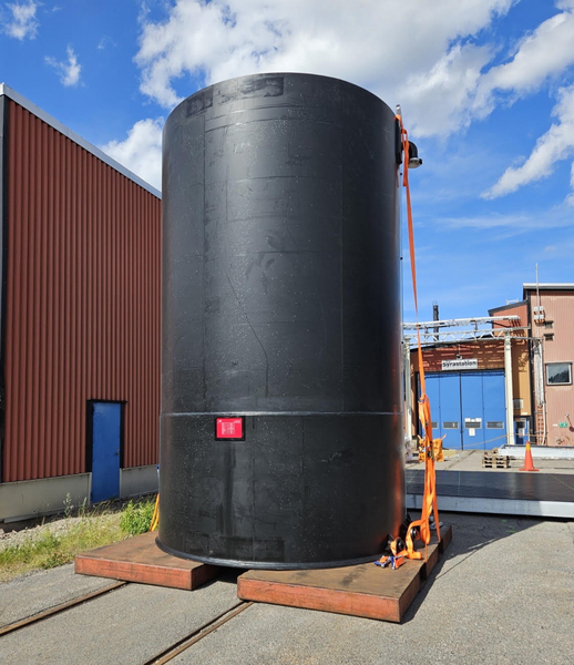 Large bulk tank for hydrofluoric acid