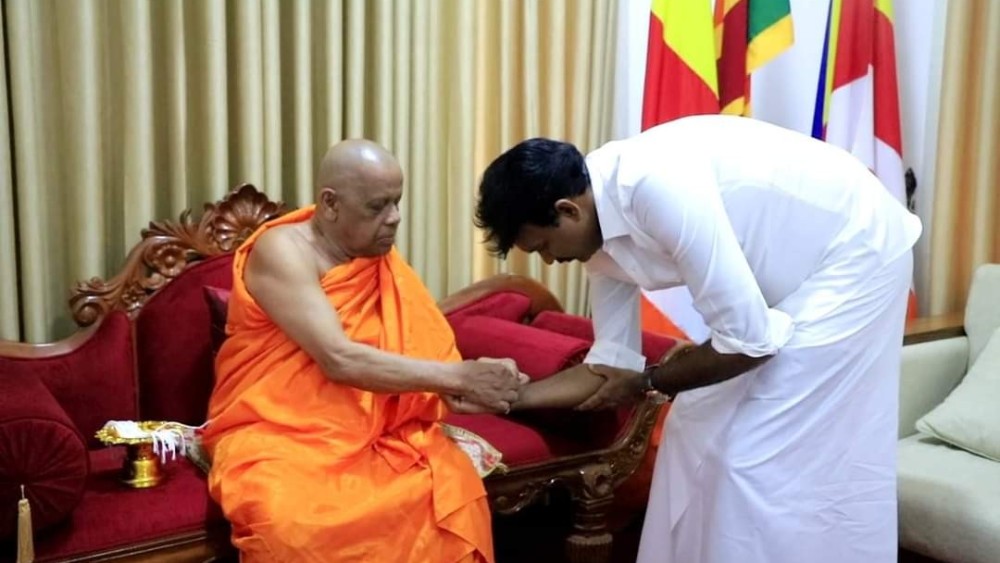 அஸ்கிரிய மகாநாயக்க தேரரிடம் ஆசி பெட்ரா செந்தில் தொண்டமான்