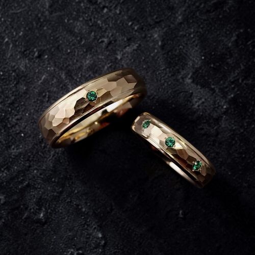 Highly polished hammered band with parallel grooves