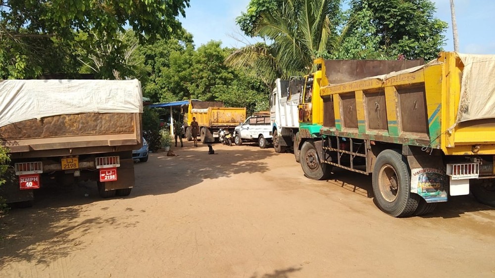 அனுமதிக்கப்படாத பகுதியில் மணல் ஏற்றிய குற்றச்சாட்டில் நால்வர் கைது