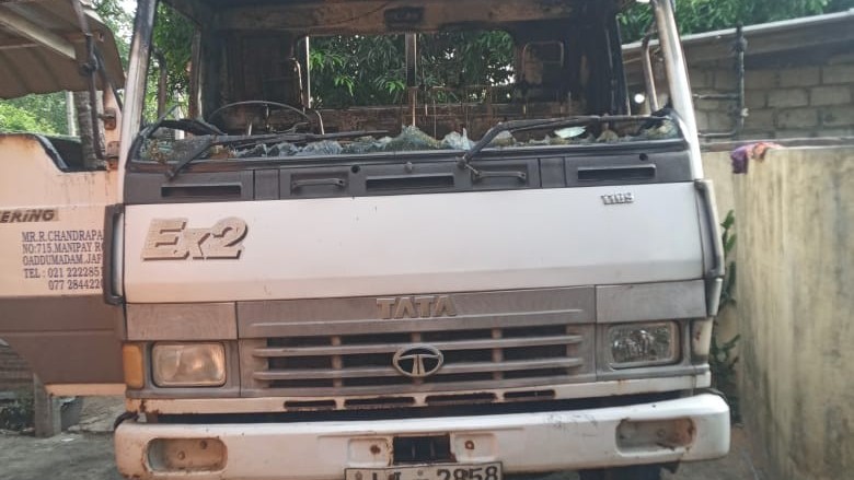 தீவைத்து எரிக்கப்பட்ட வாகனம்