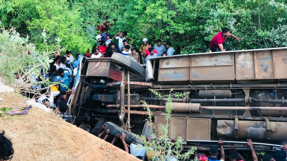 யாழிலிருந்து கதிர்காமம் சென்ற பேருந்து மூதூரில் தடம்புரண்டது