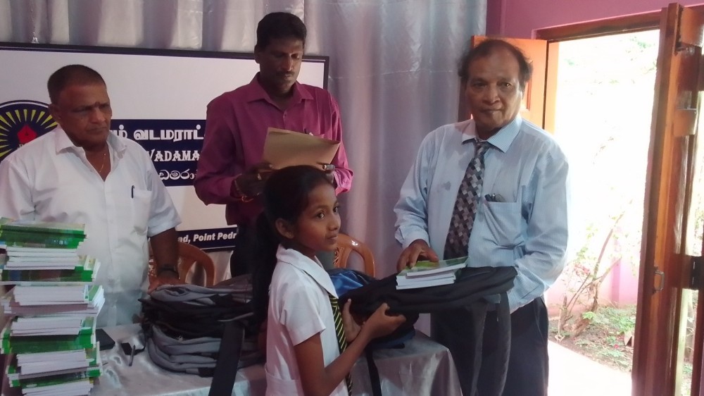 யாழ்ப்பாணம் வடமராட்சி ஊடக இல்லத்தினால் பாடசாலை உபகரணங்கள் வழங்கி வைப்பு