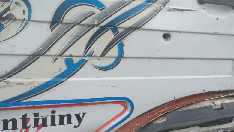 மணல் ஏற்றி நிறுத்தாமல் சென்ற ரிப்பர் மீது துப்பாக்கிச்சூடு - ஒருவர் காயம்