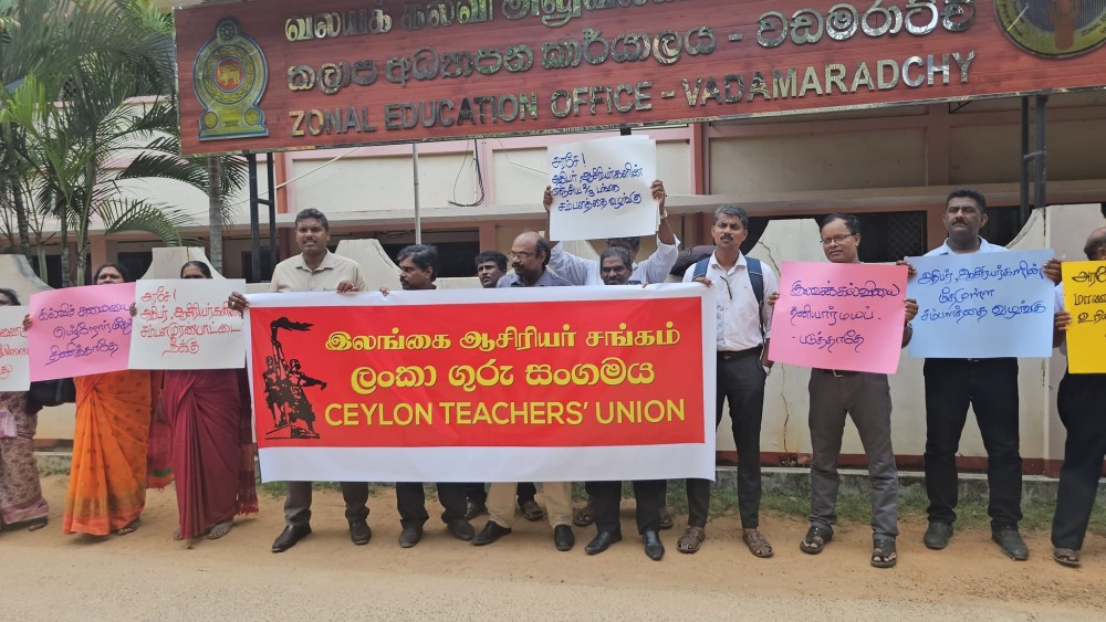 வலய பணிமனைகள் முன்பாக ஆசிரியர்கள் நேற்று போராட்டம்