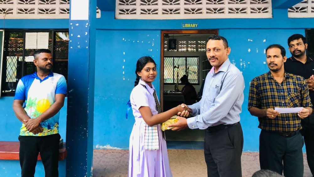 மாணவர்களுக்கு பரிசில் வழங்கல்