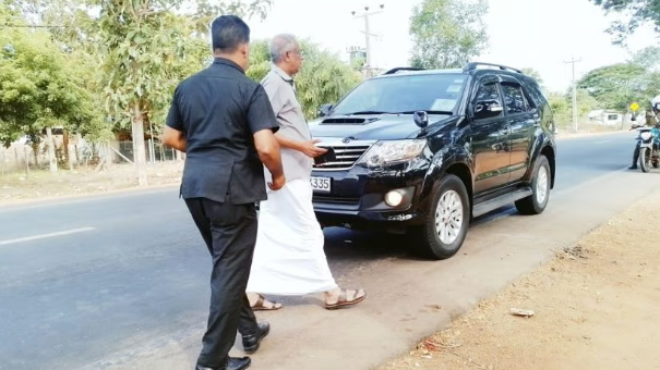 விபத்தில் சிக்கிய சுமந்திரன் எம்.பி. பயணித்த வாகனம் 