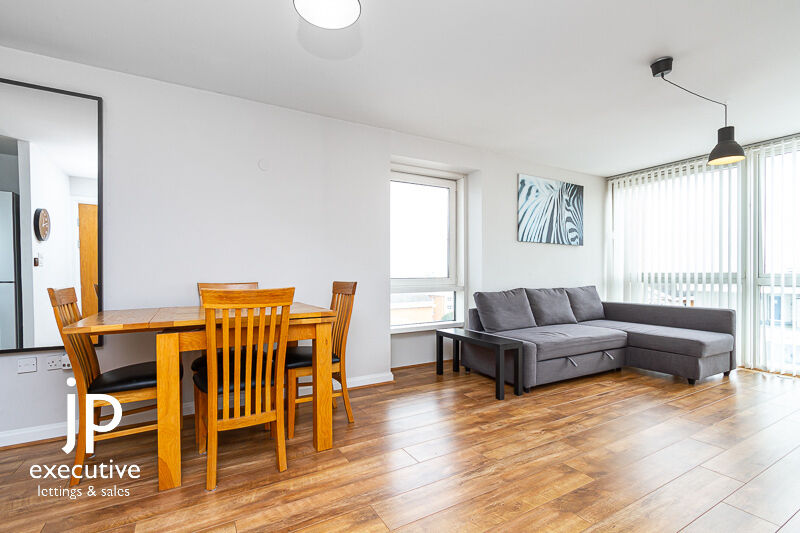 CENTURY WHARF CARDIFF BAY FURNISHED ONE BEDROOM APARTMENT WITH BALCONY