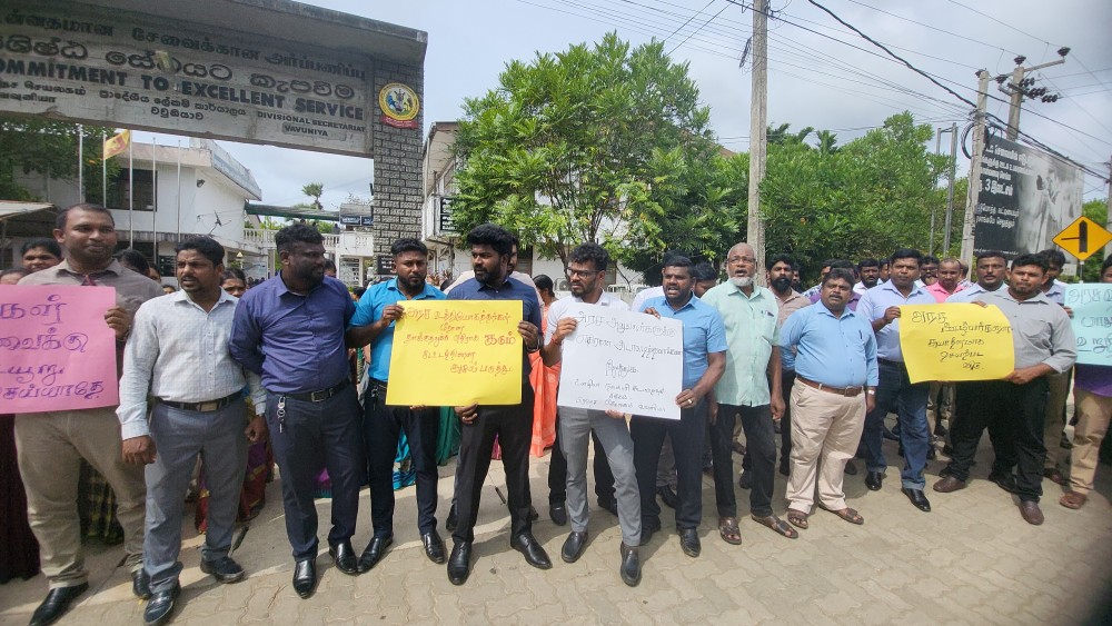 வவுனியா பிரதேச செயலகத்தின் உத்தியோகத்தர்கள் ஆர்ப்பாட்டம்