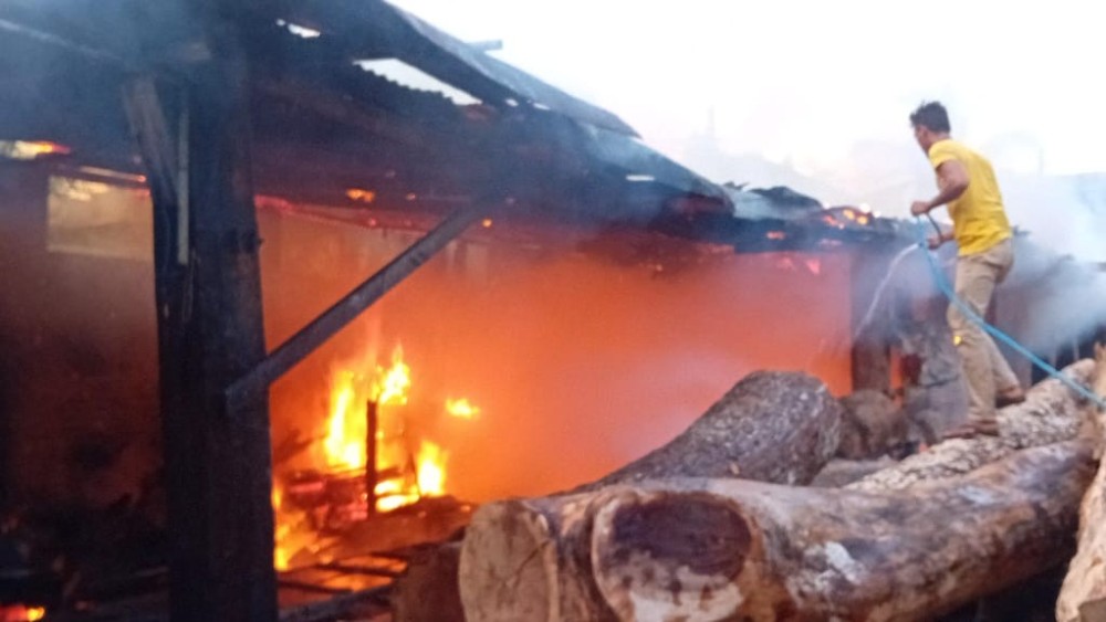 மாளிகைக்காடு மர ஆலையில் தீ விபத்து