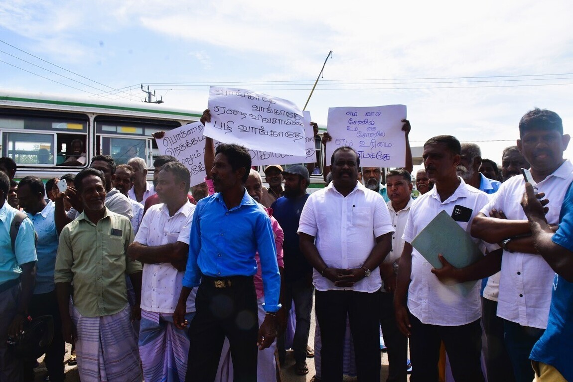 அதிகாரிகளின் பழிவாங்கலை எதிர்த்து மன்னாரில் விவசாயிகள் ஆர்ப்பாட்டம்