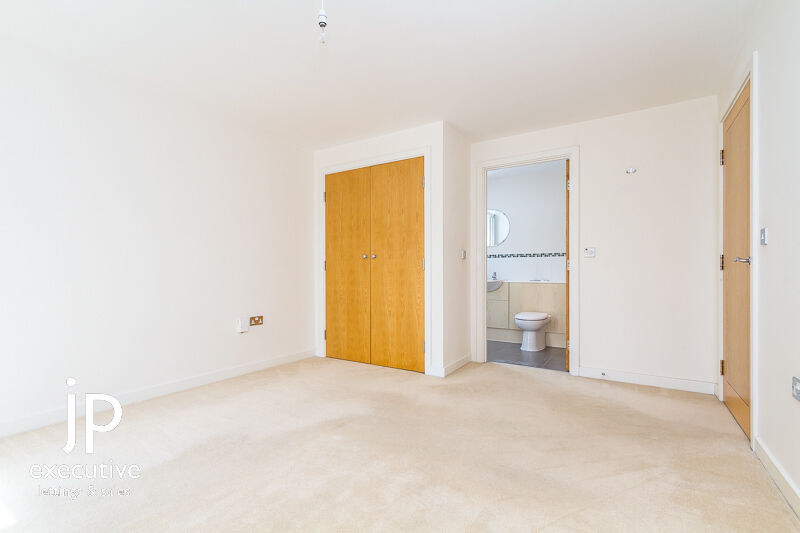 ROMA HOUSE VICTORIA WHARF CARDIFF BAY UNFURNISHED THREE BEDROOM APARTMENT WITH WATER VIEWS.