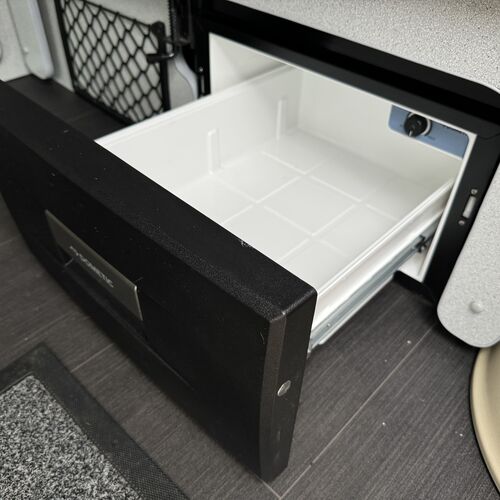 2005 Nissan Elgrand 2.5V6 Camper Van JAL Pro Conversion - 49732 Miles