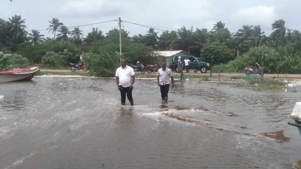 கடல் பெருக்கெடுத்ததால் பதற்றத்தில் மக்கள்