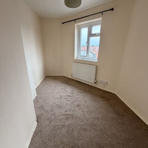 QUEENSWAY, BLETCHLEY - 3 BEDROOM MAISONETTE