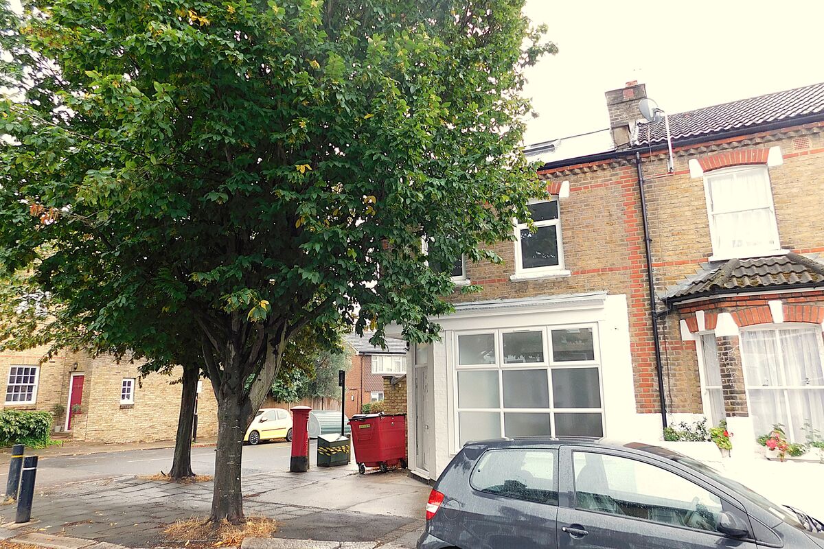 Brook Road South, Brentford