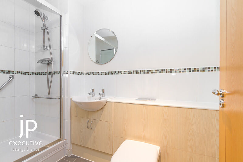 ROMA HOUSE VICTORIA WHARF CARDIFF BAY UNFURNISHED THREE BEDROOM APARTMENT WITH WATER VIEWS.