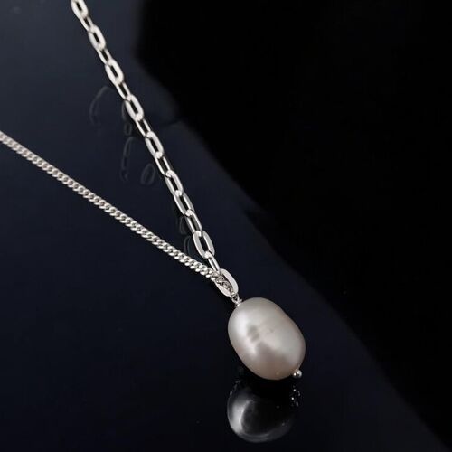 Freshwater pearl pendant with asymmetric chain