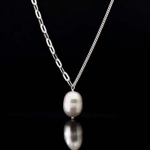 Freshwater pearl pendant with asymmetric chain 