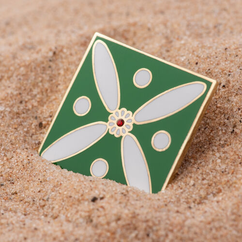 Badge. The Persian Cross. White on Green with 1 Central Red Stone.