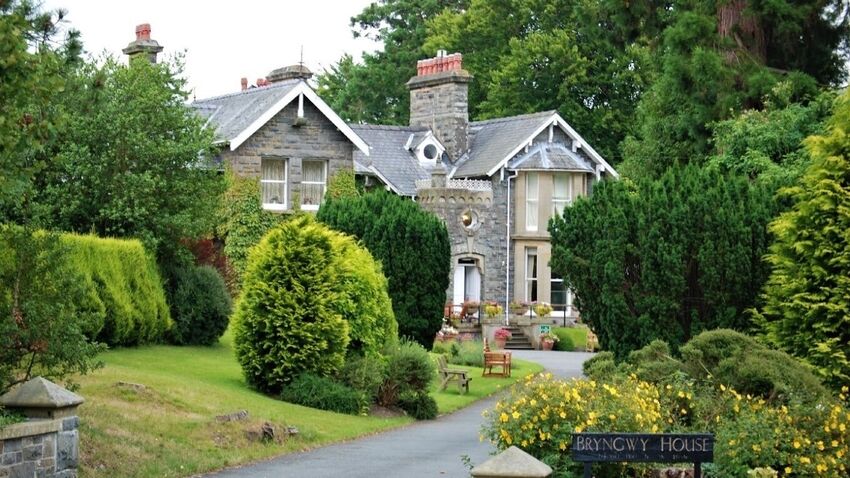 Contact | Oakwood Care Group | Care home Pembrokeshire | Care home Powys | Oakwood care group