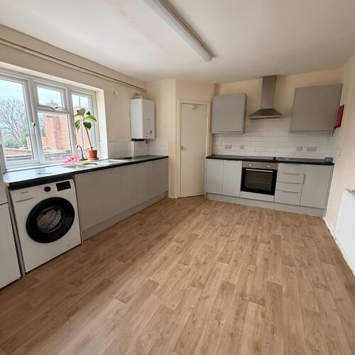 QUEENSWAY, BLETCHLEY - 3 BEDROOM MAISONETTE