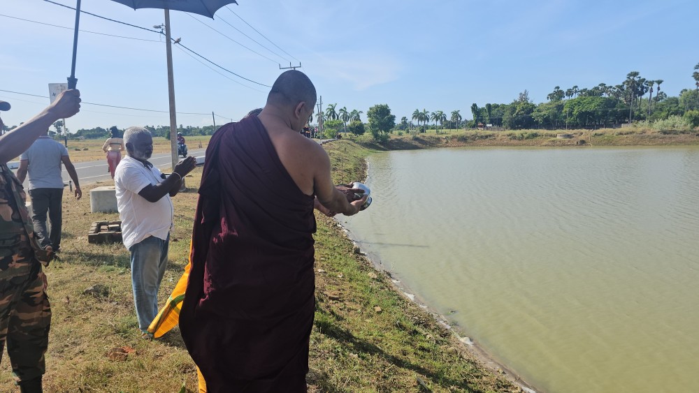 புனித காசி தீர்த்தம் யாழ்ப்பாணம் உப்புவயல் குளத்தில் கலப்பு