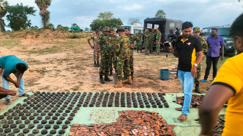 மட்டக்களப்பில் அதிரடிப் படையினர் அகன்றெடுத்த ஆயுதக்கிடங்கு