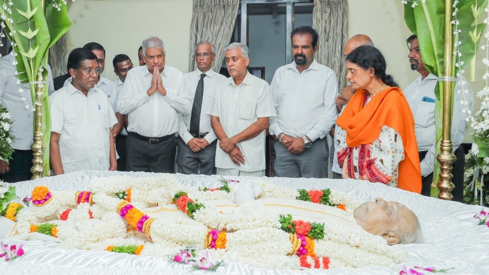 ஜனாதிபதி ரணில் விக்ரமசிங்க, ஆர். சம்பந்தனின் பூதவுடலுக்கு இறுதி அஞ்சலி செலுத்தினார்