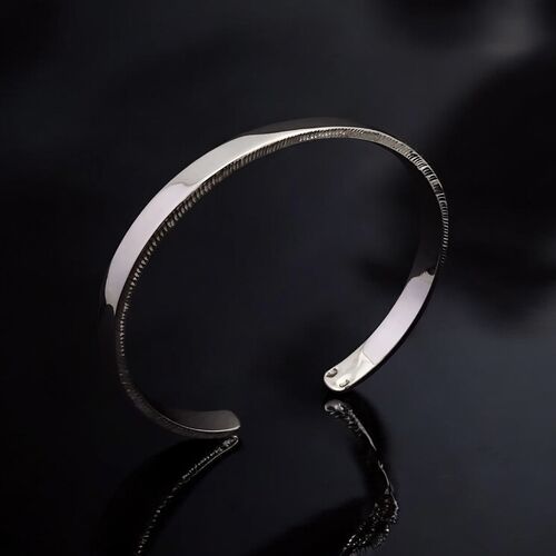 Polished cuff bangle with diamond cut detail