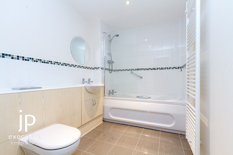 ROMA HOUSE VICTORIA WHARF CARDIFF BAY UNFURNISHED THREE BEDROOM APARTMENT WITH WATER VIEWS.