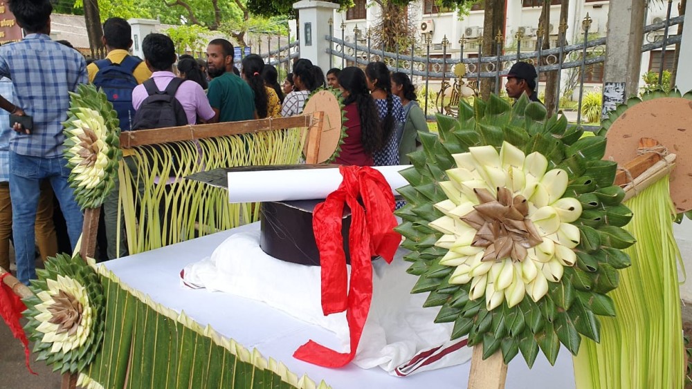 பல்கலைக்கழக பட்டம் பாடையில் - போராட்டத்தில் குதித்த யாழ் பட்டதாரிகள்