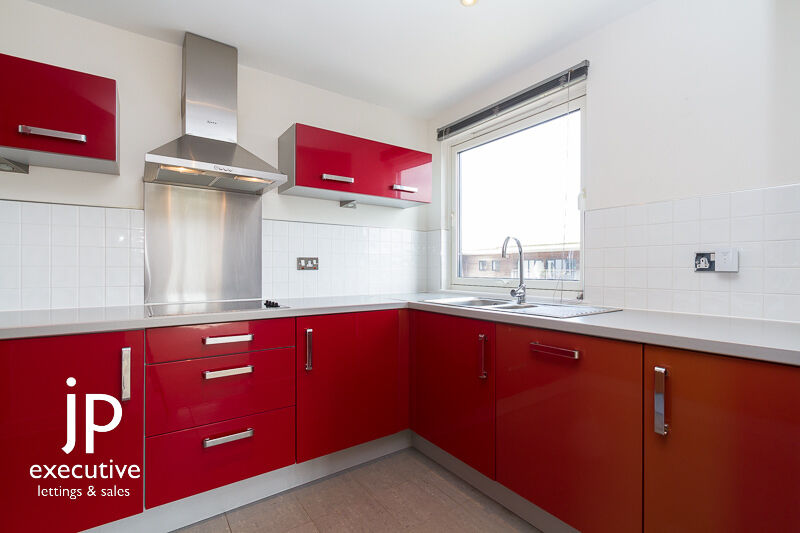 ROMA HOUSE VICTORIA WHARF CARDIFF BAY UNFURNISHED THREE BEDROOM APARTMENT WITH WATER VIEWS.