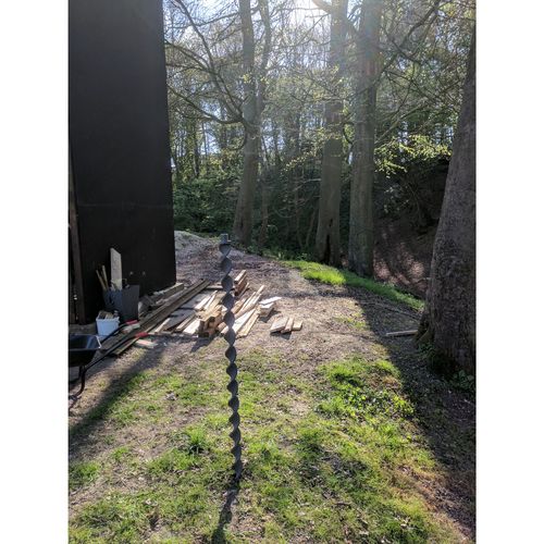 Secure fixing for climbing towers