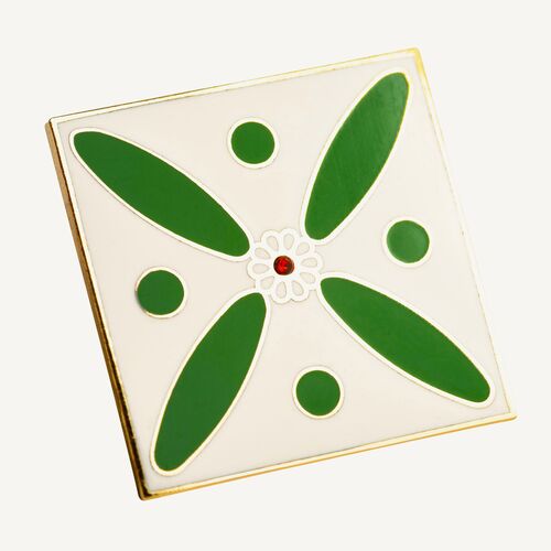 Badge. The Persian Cross. Green on White with 1 Central Red Stone.