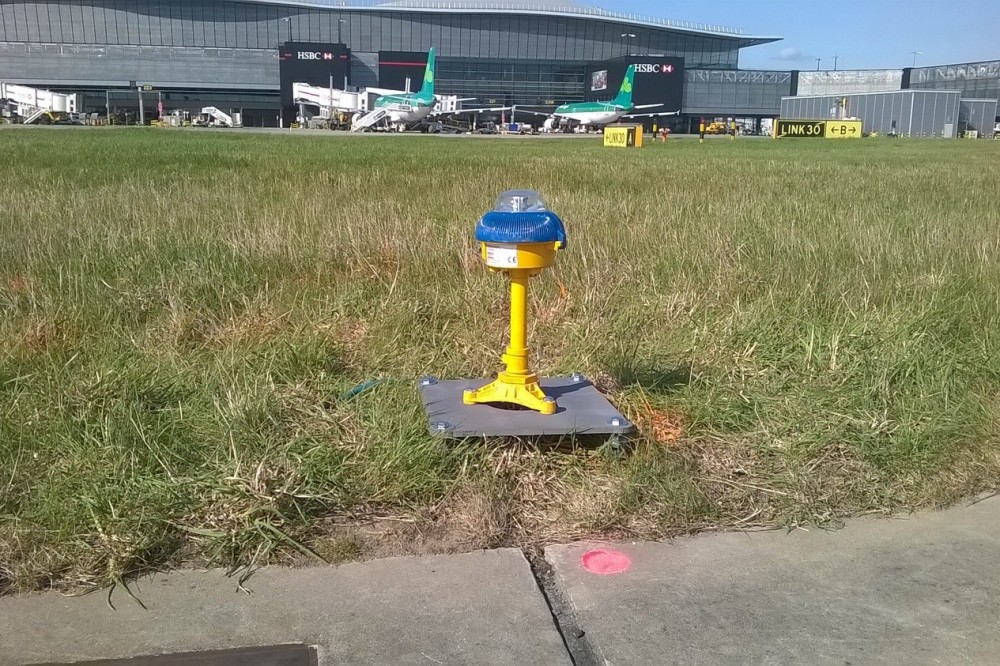 Éclairage de bord bleu - Heathrow | Spirafix France | D&amp;#039;ancrage au sol | Vis d&amp;#039;ancrage | Boulon de terre | D&amp;#039;ancrage au sol | Vis d&amp;#039;ancrage | Boulon de terre