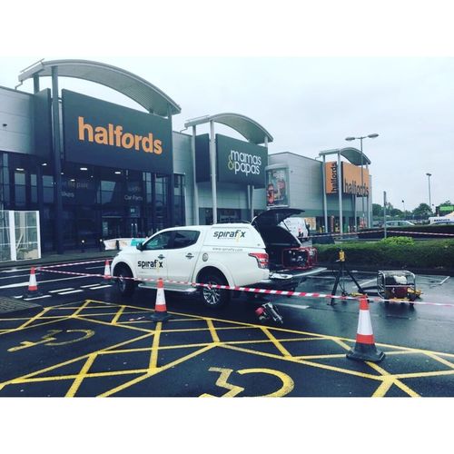 Securing of courtesy canopies for the general public